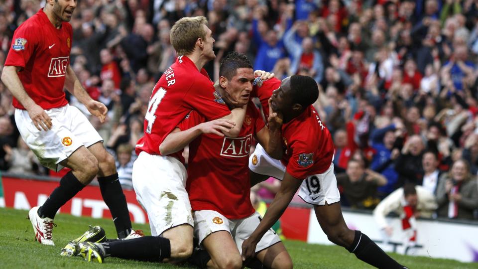 OVERFALT: Lagkameratene kastet seg over Federico Macheda etter at 17-�ringen scoret vinnerm�let mot Aston Villa p� overtid. Foto: AP