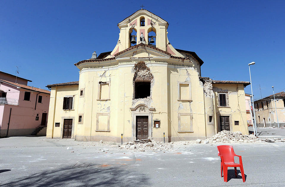 KULTURSKATT: Den barokke Concezione-kirken i Paganica utenfor Aquila har f�tt store skader etter skjelvet. Foto: ETTORE FERRARI/EPA/SCANPIX