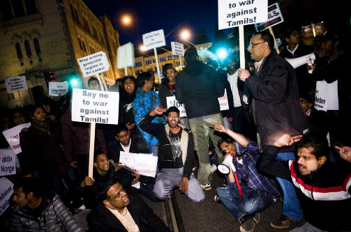 SPERRET GATENE: I det som delvis var en sitt-ned-aksjon s�rget demonstrantene for � sperre for trafikken i blant annet Stortingsgata i kveld. Foto: H�KON EIKESDAL