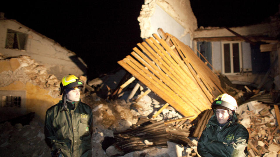 �DELEGGELSER: L'Aquila-omr�det har blitt rammet av nok et kraftig etterskjelv. Her redningsfolk i byen Onna. Foto: Espen R�st/DAGBLADET