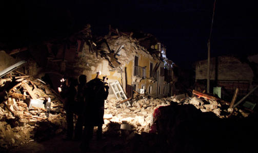 ENORME �DELEGGELSER: 235 er drept og 1000 skadd etter skjelvet. Foto: Espen R�st/DAGBLADET