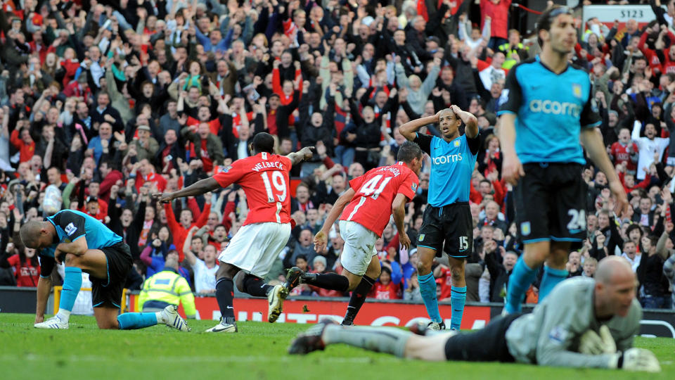 TAKKET FAMILIEN: Federico Macheda l�p rett mot pappa etter � ha avgjort for Manchester United i kampen mot Aston Villa. Da United hentet ham fra Italia var det med hele familien p� kj�pet. Foto: SCANPIX/AFP/ANDREW YATES.