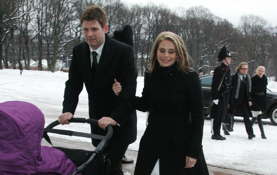 KOSER SEG MED DATTEREN: Elin Tvedt har planer om � v�re hjemme med Milla til hun blir 15 m�neder. Dette bildet er tatt i d�pen til Emma Talluah. Foto: Marius Gulliksrud / Stella Pictures