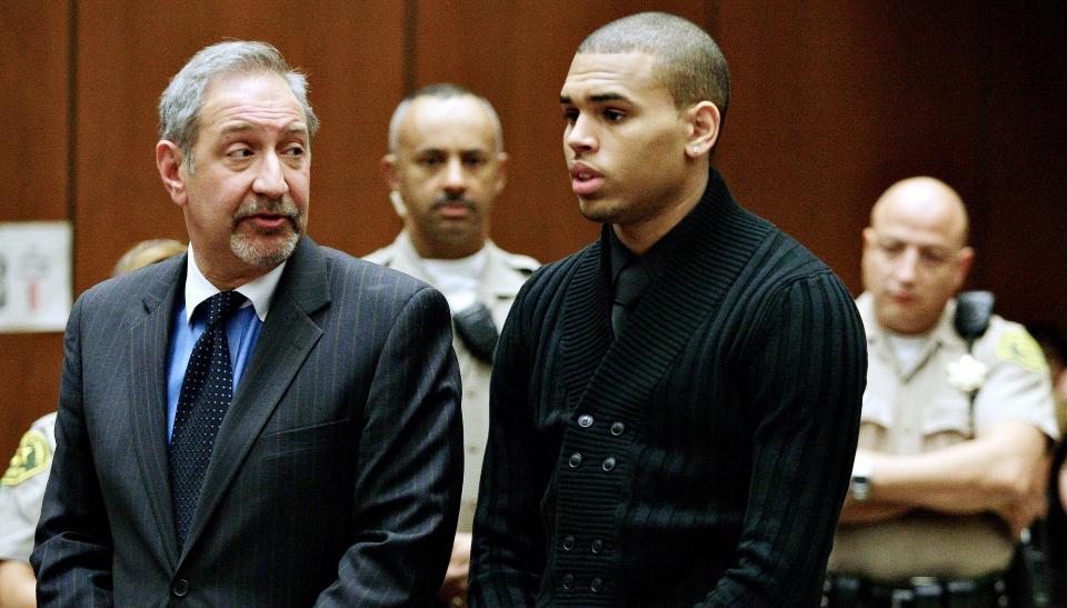 -IKKE SKYLDIG: Chris Brown med sin advokat Mark Geragos. Foto: Damian Dovarganes/AP/SCANPIX