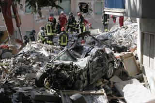 SAMMENRAST: Redningsmannskaper gjennoms�ker ruiner i byen L'Aquila. Foto: SCANPIX/AP Photo/Gregorio Borgia