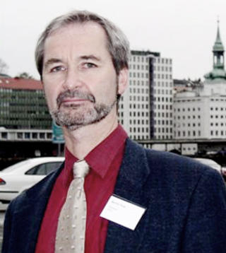 - NATURLIG � SI FRA: Morten Huse er professor ved Senter for Samvirkeforskning ved Handelsh�yskolen BI. Han mener det er naturlig at styremedlemmer sier fra til eierne om avgj�rende handler.