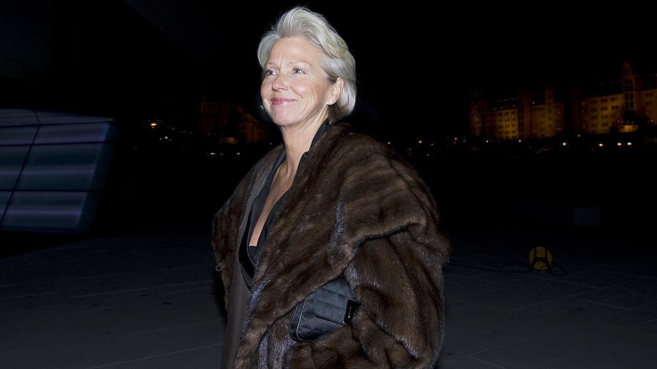 INFORMERTE IKKE STATEN: Styremedlem oppnevnt av N�ringsdepartementet og sjefsgransker i Aker-saken, Berit Kj�ll, p� vei til NHOs �rsmiddag i Operaen. Foto: Bj�rn Sigurds�n / SCANPIX