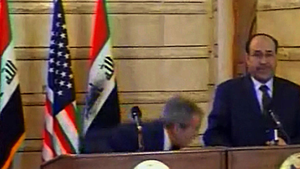 14. DESEMBER 2008: President George W. Bush dukker i det skoene til Muntazer al-Zaidi suser forbi under en pressekonferanse i Bagdad. Siden har journalisten sittet fengslet. N� er straffen redusert fra tre til ett �r i fengsel. Foto: AFP/DSK/SCANPIX