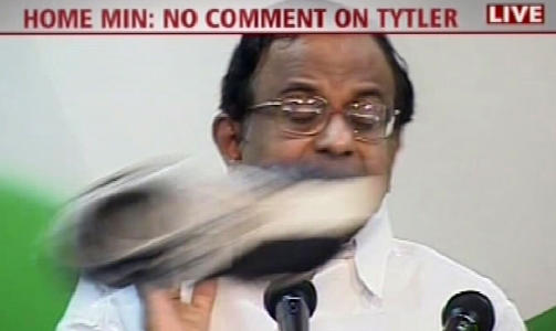 NY SKO Innenriksminister i India P.Chidambaram st�r p� talerstolen n�r en sko farer forbi. En av journalistene i salen har �penbart f�tt nok. Foto:  AFP PHOTO/CNN-IBN/SCANPIX