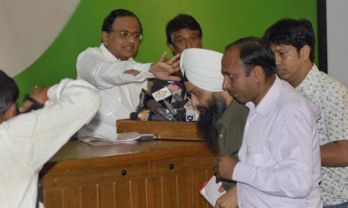 F�RES UT: Sikkerhetsvakter f�rer Jarnail Singh ut fra pressekonferansen. Det er forel�pig uklart om han vil bli staffeforfulgt. Journalisten jobber for en av Indias st�rste aviser, Hindi daily. Foto: AP/SCANPIX