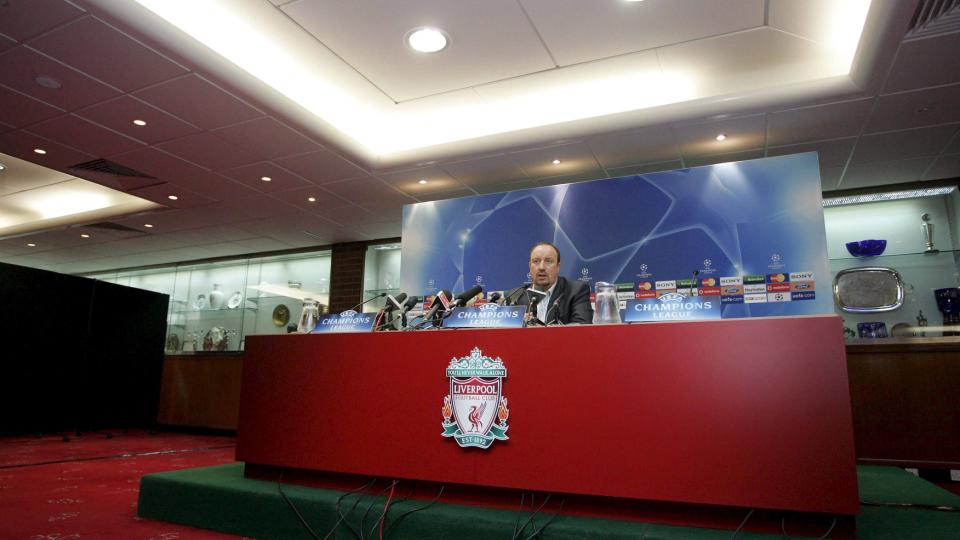 SKAL PRESSE UNITED HELE VEIEN: P� dagens pressekonferanse foran morgendagens m�te mellom Liverpool og Chelsea ble det vel s� mye snakk om Premier League-avslutningen. Rafael Benitez mener sir Alex Ferguson frykter Liverpool mer enn skotten vil innr�mme.Foto: SCANPIX/EPA/LEE SANDERS