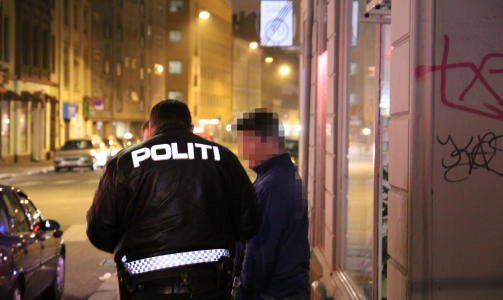  HOLDT RANSMANNEN:  Her forklarer idrettskjendisen seg for politiet etter at han ble angrepet av fire mann og holdt den ene ransmannen i bakken i Oslo sentrum ved 04-tiden natt til s�ndag. Han ble angrepet da han skulle ta ut penger fra minibanken til Sparebank1 i Hammersborggata. Foto: Espen Hovde.