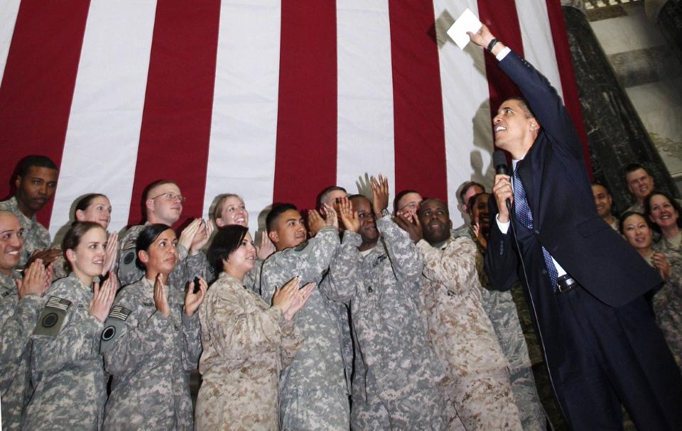 OVERRASKET: Plutselig dukket president Obama opp i det amerikanske hovedkvarteret i Irak, Camp Victory. Foto: REUTERS/Jim Young/SCANPIX