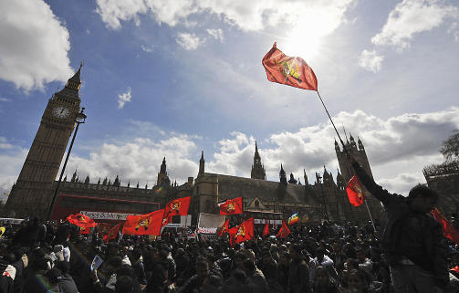 FLERE LAND: I London hadde tamilines demonstrasjon rundt ti ganger s� mange deltagere som i Oslo, og mange av dem slo seg ned p� plassen foran parlamentet i den britiske hovedstaden. Foto: SCANPIX