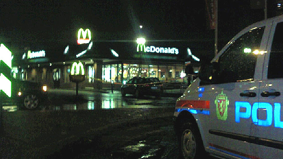 �STEDSUNDERS�KELSER: Politiet arbeider p� stedet etter at McDonald's-restauranten p� L�renskog ble ranet i natt. Foto: Fredrik N. Berg