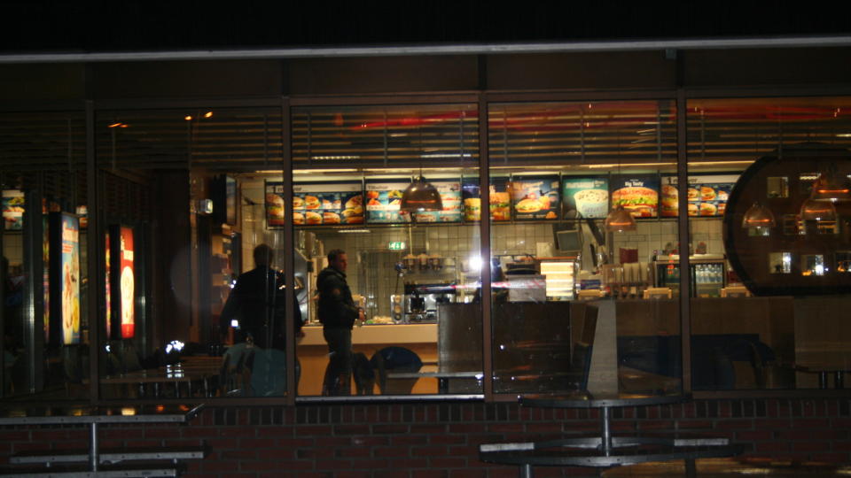 �STEDSUNDERS�KELSER: Politiet arbeider p� stedet etter at McDonald's-restauranten p� L�renskog ble ranet i natt. Foto: Fredrik Nordlien Berg
