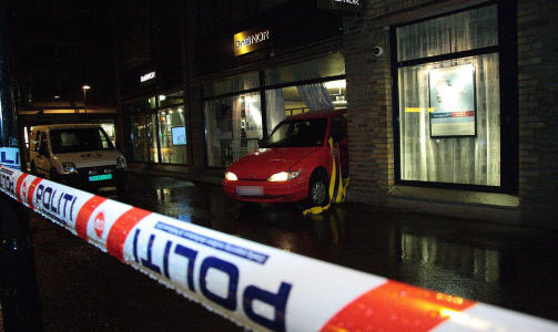 MULIG SJOKKBREKK: Denne bilen ble parkert i vinduet hos DnB NOR p� Lillestr�m i natt. Foto: Andr� Olstad/FirstFoto