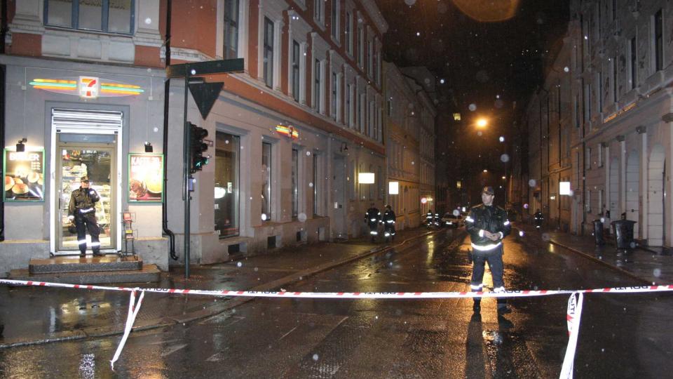 POLITIJAKT: Politiet mobiliserer kraftig rundt ranskiosken. Foto: Rogerio Snarli