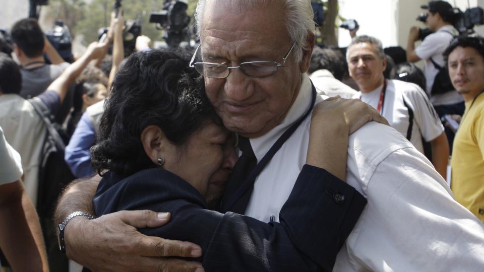 SORG: Slektninger av eks-president Alberto Fujimori reagerte sterkt p� dommen. Foto: Martin Mejia/AP/Scanpix