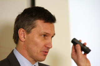 ADVARER: Forbrukerombud Bj�rn Erik Thon, sammen med �kokrim. Foto: Knut Falch / SCANPIX