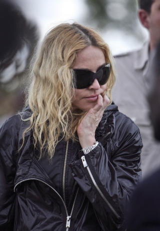 GIR PENGER: Men Madonna vil ikke r�pe hvor mye hun gir. Foto: Tsvangirayi Mukwazhi/AP/SCANPIX