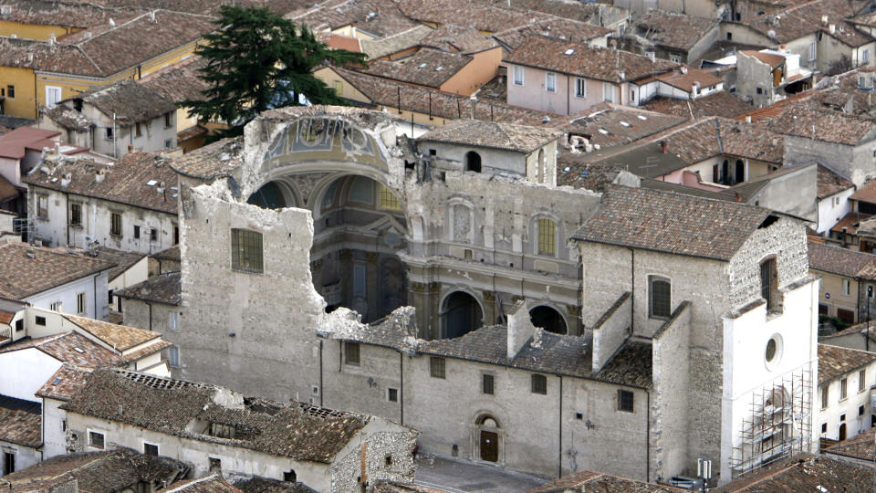 JORDSKJELV: Et kraftig jordskjelv rammet Abruzzo-regionen i Italia mandag. Foto: Alessandra Tarantino/AP/SCANPIX