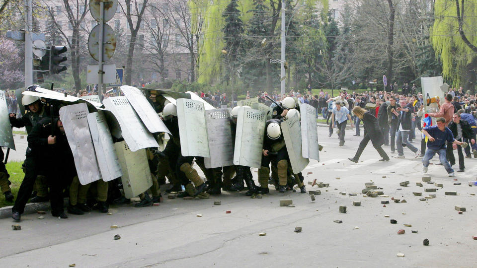 KAN IKKE GJEMME SEG FOR TWITTER: I g�r steinet demonstranter og rasende ungdom politifolkene som ville stoppe oppt�yene i sentrum av Maldovas hovedstad Chisinau. Den moldovske staten er ikke kjent for � v�re tilhenger av regimekritikk i det offentlige rom. Men vil Twitter og andre sosiale verkt�y la seg stoppe av kommunistpartiet? Foto: DUMITRU DORU/EPA