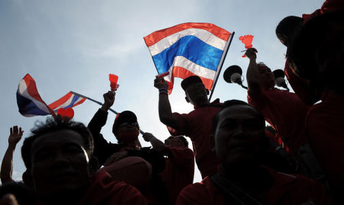 VIL HA MAKTSKIFTE: Shinawatra har protestert utenfor nasjonalforsamlingen i Bangkok.Foto: AFP PHOTO/Christophe ARCHAMBAULT/Scanpix