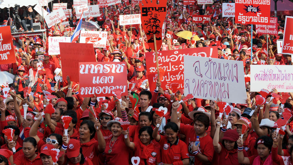 PROTEST: Thailand opplever nok en gang massedemonstrasjoner. Denne gangen er det tilhengere av eksstatsminister Thaksin Shinawatra som vil presse regjeringen til � g� av. Foto: AFP/SCANPIX