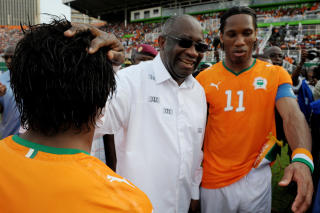 SJOKK: Fotballpresident Laurent Gbagbo og Didier Drogba f�r kampen mot Malawi. Drogba og resten av laget fikk f�rst h�re om ulykken etter 5-0-seieren. Foto: SCANPIX/AFP/ ISSOUF SANOGO