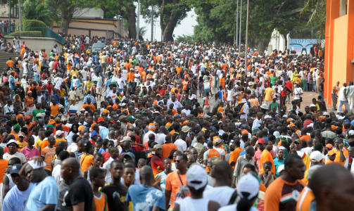 OVERBEFOLKET: Tusenvis av supportere presset seg p� for � komme inn p� stadion i Abidjan, og f�lgene ble katastrofale. Foto: SCANPIX/AFP/ ISSOUF SANOGO