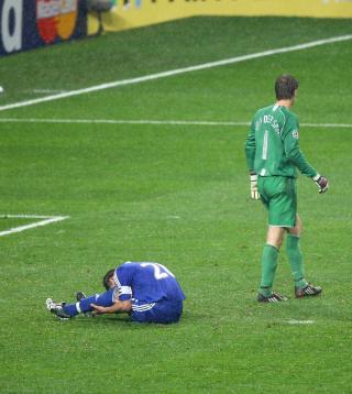VIL REISE SEG: Chelsea-kaptein John Terry tenker fortsatt p� straffemissen i fjor�rets finale. N� m� Liverpool ryddes av veien om han skal f� sjansen til � revansjere seg.  Foto: SCANPIX/EPA/Michael Steele