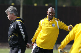 TIL ANGREP: Chelsea-trener Guus Hiddink mener et bortem�l vil v�re uvurderlig, og vil gj�re alt for at Nicolas Anelka og co skaffer et p� Anfield i kveld. Foto: SCANPIX/AFP/IAN KINGTON