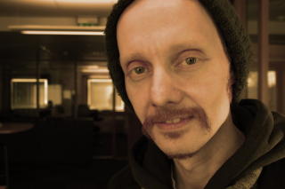 LAGET FILM OM SPILL: Regiss�ren Erlend Eidsem Hansen har valgt et sv�rt passende sted for f�rpremieren p� sin dokumentarfilm �Exil - der virkeligheten ikke teller�. Filmen vises p� The Gathering p� Hamar natt til skj�rtorsdag og i �Brennpunkt� p� NRK1 14. april. Foto: Julie Andem/NRK