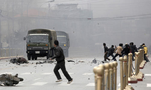 14. MARS 2008: Oppr�rere kaster stein p� kinesiske milit�rlastebiler i Lhasa. Foto: AFP/FILES/SCANPIX