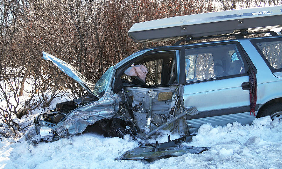 SMADRET: Barnefamiliens bil fikk sv�rt hard medfart i frontkollisjonen. Imidlertid ble bare f�reren, familiefaren p� 43 �r, alvorlig skadd. Foto: JOHN HENRIK GUTTORM