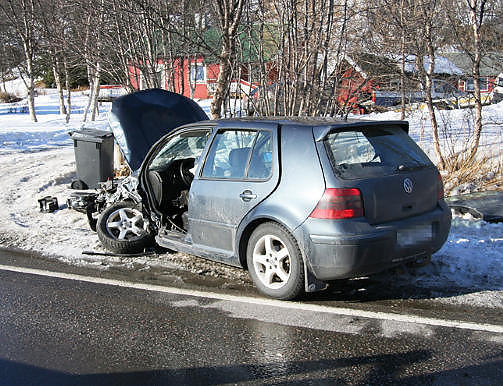 KOM TROLIG OVER I MOTG�ENDE: 77-�ringens bil kom trolig over i motg�ende kj�refelt og frontkolliderte med barnefamilien. Foto: JOHN HENRIK GUTTORM