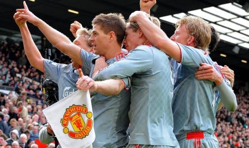 INN I GULLKAMPEN: Steven Gerrard lener seg her til cornerflagget til Manchester United, etter at han scoret og sendte Liverpool inn i gullkampen igjen. Foto: AP