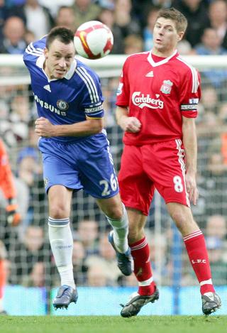 GRUER SEG: John Terry ser ikke fram til � spille mot Steven Gerrard i kveld. Foto: EPA