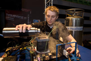 VERDENSREKORD: 
Robert Kihlberg fra NordicHardware skal med sin nitrogenavkj�lte PC pr�ve � sette verdensrekord i s�kaltoverklokkig.
Foto:  Bj�rn Sigurds�n  / SCANPIX