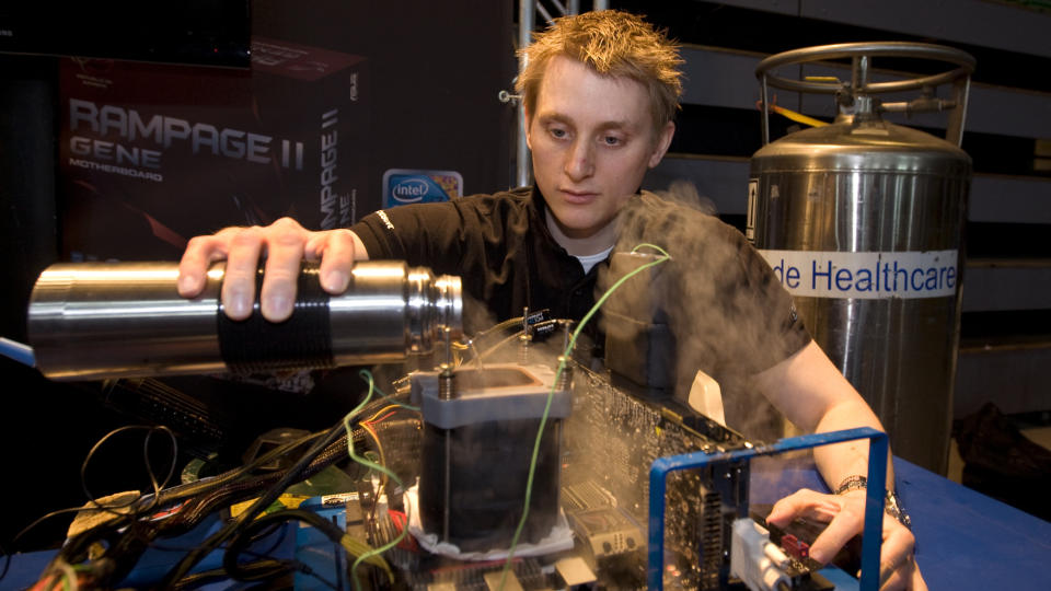 VERDENSREKORD: Robert Kihlberg fra NordicHardware satte verdensrekord i overklokking med sin nitrogenavkj�lte PC under �rets The Gathering i Vikingskipet i Hamar som �pnet  onsdag morgen.
Foto:  Bj�rn Sigurds�n  / SCANPIX