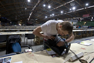 RIGGER OPP: 
Kim Remi Stranda.
Foto:  Bj�rn Sigurds�n  / SCANPIX