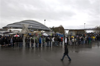 REGNTUNGT UTE: 
Folk var tidlig p� plass p� �rets The Gathering i Vikingskipet i Hamar som �pnet  onsdag morgen.
Foto:  Bj�rn Sigurds�n  / SCANPIX