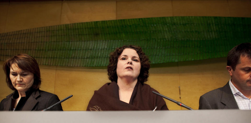 KRITISERTE KJELL INGE R�KKE:
N�rings- og handelsminister Sylvia Brustad flankert av statssekret�r �yvind Sl�ke og  
Mette Wikborg, ekspedisjonssjef i departementets eierskapsavdeling, under onsdagens pressekonferanse, der Brustad sa at regjeringen ikke anser de inng�tte transaksjonsavtalene mellom Aker og Aker Solutions som bindende.
Foto: Tore Meek / SCANPIX