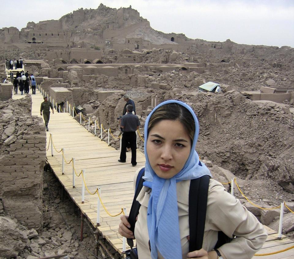 SPIONTILTALT: Den iransk-amerikanskejournalisten Roxana Saberi avbildet i jordskjelvrammede Bam i mars 2004.  Saberi (31) ble arrestert i januar og ble i dag formelt tiltalt for spionasje. Foto: REUTERS/Stringer/SCANPIX