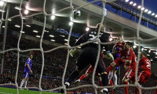 MARKERINGSSVIKT: To ganger ristet Branislav Ivanovic av seg oppasserne p� corner - og to ganger headet han ballen i m�l. Foto: AP