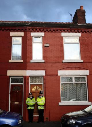 I MANCHESTER: Britisk politi holder vakt utenfor et av husene hvor de terrormistenkte mennene ble tatt. Foto: Martin Rickett/AP/Scanpix