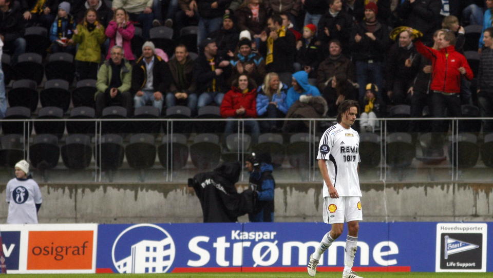 TIDLIG DUSJ: Rosenborgs Mikael Lustig m�tte g� av banen med r�dt kort allerede etter 22 minutter da Start fikk straffe for svenskens hands. Men Rosenborg vant kampen 2-1. Foto: Tor Erik Schr�der / SCANPIX