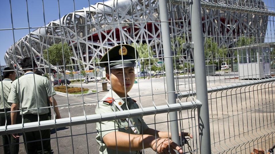 ADVARTE MOT TERROR: Kinesisk politi oppfordret publikum til � rapportere opplysninger om terrorangrep som forberedes mot OL i Beijing. Store pengesummer ble lovet i bel�nning. Foto: Heiko Junge / SCANPIX