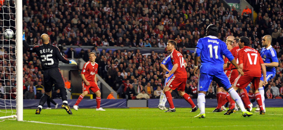 SENKET P� D�DBALL: To ganger lurte Branislav Ivanovic seg unna Liverpool-oppasserne og scoret for Chelsea, f�rst i denne situasjonen.  Foto: SCANPIX/AFP/PAUL ELLIS